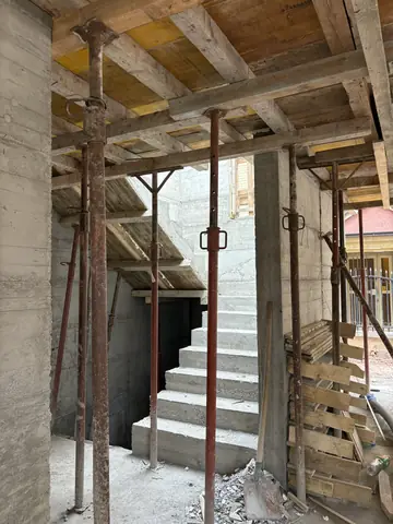 Betonsko stepenište ka podrumu, ispod oplate