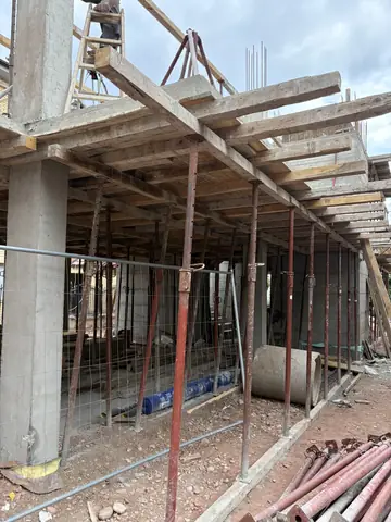 Podupirači ispod ploče, pogled duž zgrade