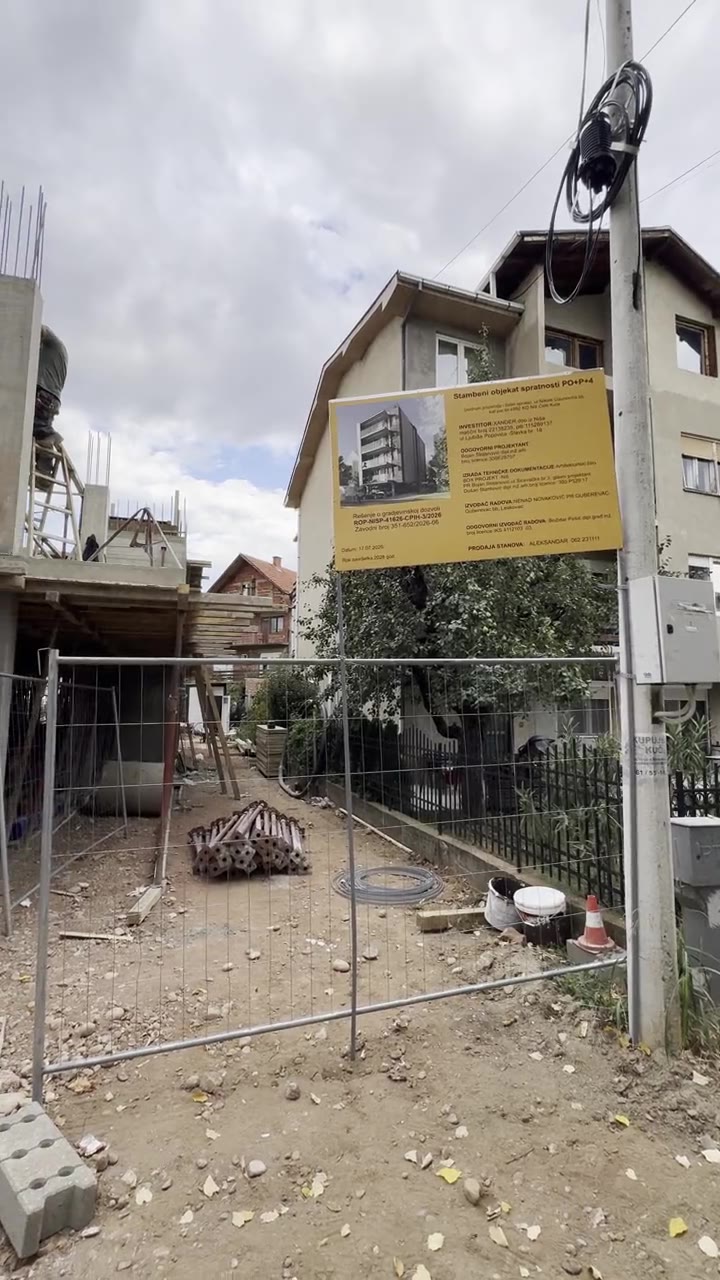 Kratak snimak gradilišta sa ulice, sa tablom projekta